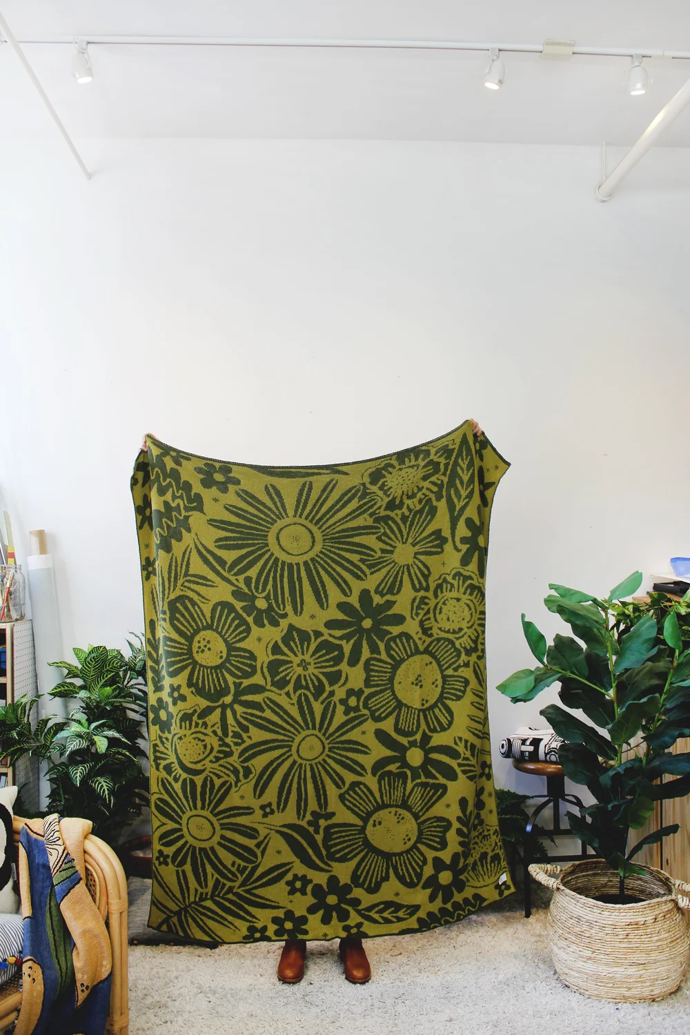 CITY ESCAPE FLORAL SEAWEED REVERSIBLE KNIT BLANKET — Calhoun & Co.